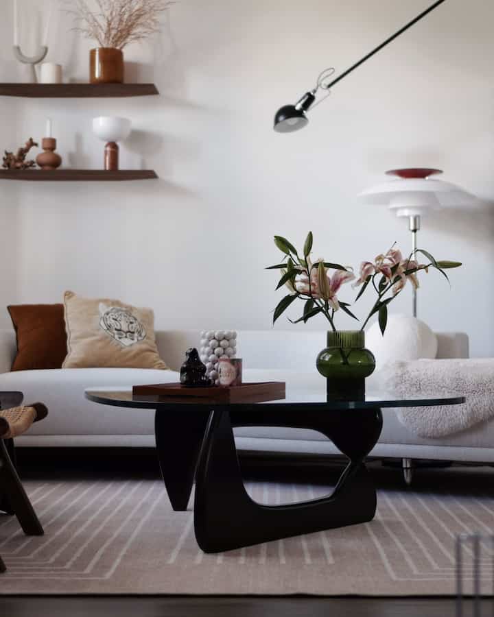 Mid-Century Modern style livingroom 

#flower #vase #livingroominterior #livingroom #noguchitable #HermanMiller #rug #ruggable #lamp #LouisPoulsen #Flos #Newworks #Byon #HM #woud #shelf #cushion #candleholder 