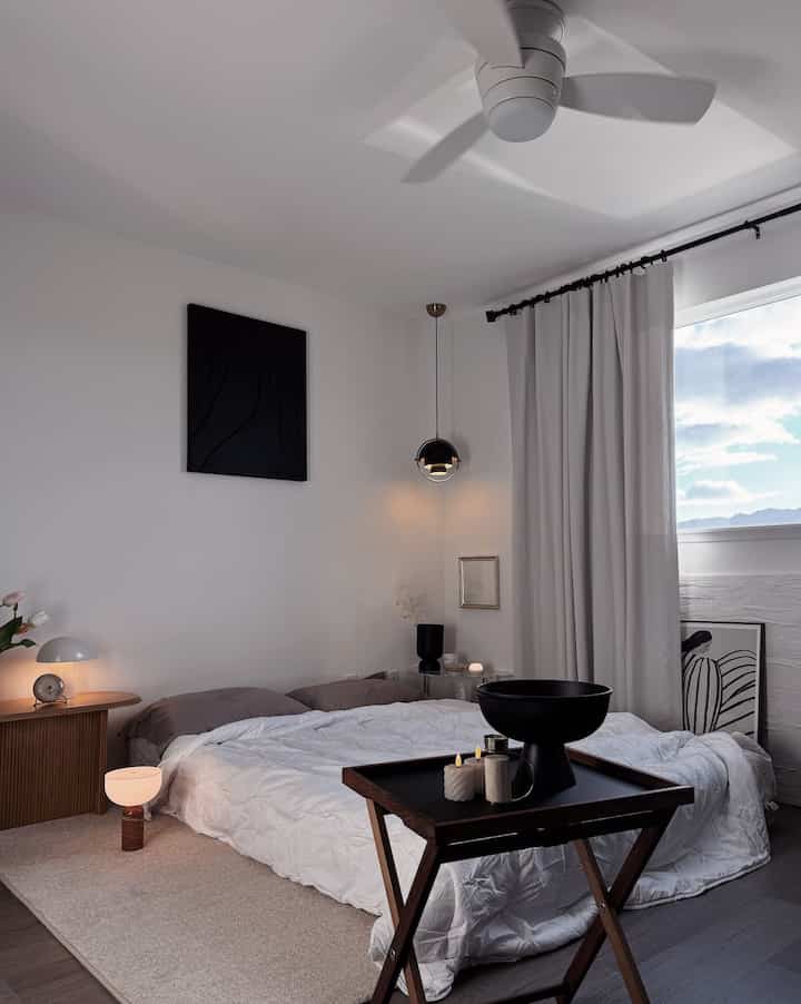 Kamar tidur bernuansa Nutral yang sederhana

#kamar tidur #bedroominterior #bedroomdecor #canvasframe #foldabletable #vintagemirror #lamp #lightinginterior #gubi #FritzHansen #Newworks #clock #theposterclub #Poster #ceilingfan #ledcandle #vase