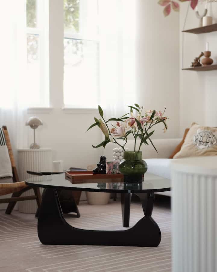 Ruang tamu hari ini penuh dengan sinar matahari 🔅

#ruangtamu #interiorruangtamu #dekorasiruangtamu #karpet #tahanair #mejakopi #vas #dekorasirumah #dapatdipakai #HermanMiller #lampu #potbunga #nampan #jendela #tirai #ModernAbad Pertengahan #gayaNordik