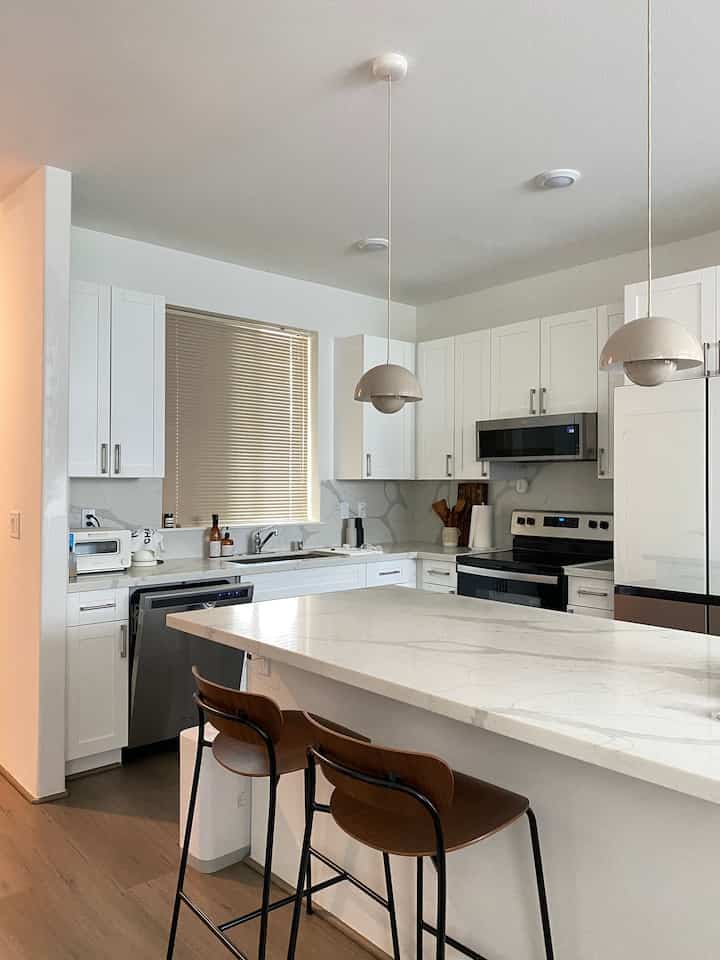 Kitchen Cleaning Day~ 

#kitchen #kitcheninterior #barchair #Balmuda #balmudatoaster #balmudathepot #pavilionchair #samsung #SamsungBespoke #nordicstyle #homedecor #homeinterior #Mid-CenturyModern