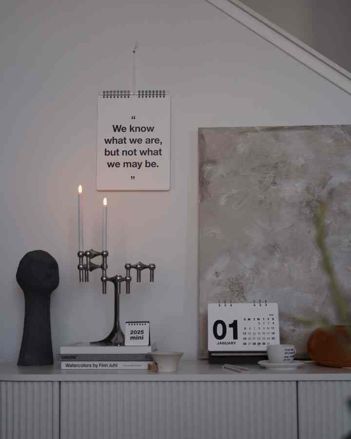 It’ time to prepare for next year.

#calendar #2025calendar #livingroom #livingroomdecor #ledcandle #candle #candleholder #stoff #cooeedesign #sculpture #coffeecup #canvasframe #nordicstyle #Nordicinterior 