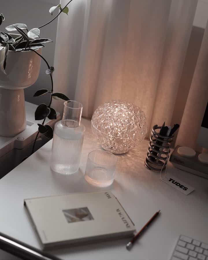 deskterrier 🖤

#deskterrier #homeoffice #deskdecoration #desksetup #fermliving #glasscup #plantbutler #plantinterior #planter #lamp #kartell #lighting