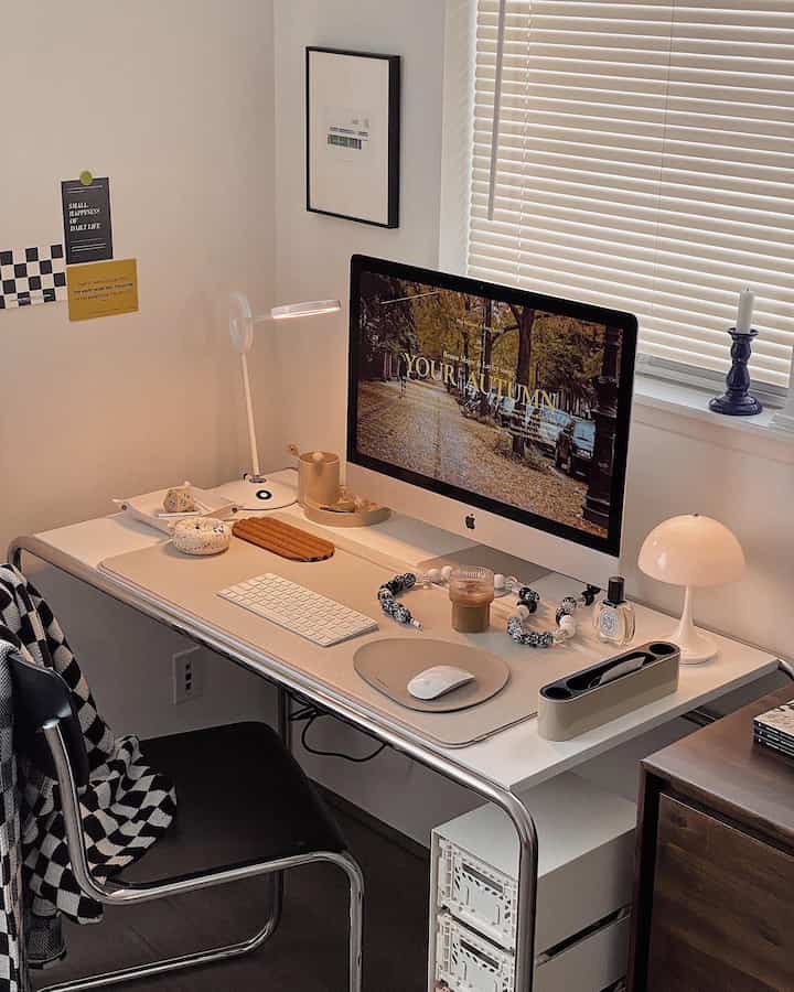 Autumn mood at the desk 🍁

#desk #deskterrier #desksetup #homeoffice #iMac #LouisPoulsen #panthella #thonet #deskmat #mousepad #penholder #fermliving #glasscup #candleholder 