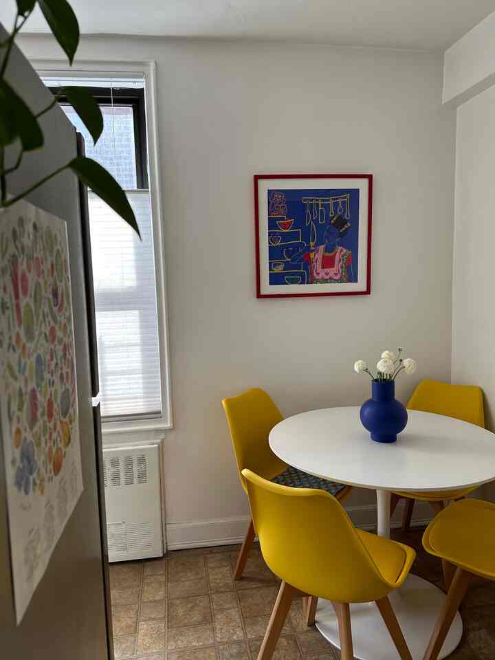 Picture perfect dining room moment ✨ 
#diningtable #modernkitchen #moderneclectic #kitchen #diningtableinterior #colorful 