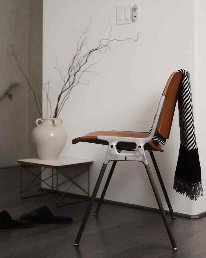 2階のリビングルームのこのコーナーが大好きです。

#vintagechair #castelli #NJRD #blanket #HermanMiller #EamesTable #livingroom #livingroominterior #livingroomdecor #roomshoes