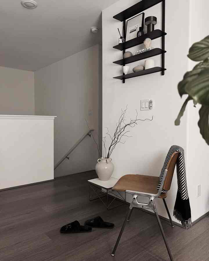 モダンなリビングルーム

#vintagechair #castelliDSC106 #castelli #blanket #vase #eamestable #roomshouse #gejst #shelf #cooee #audocopenhagen #livingroom #livingroomdecor #livingroominterior #MidCenturyModern