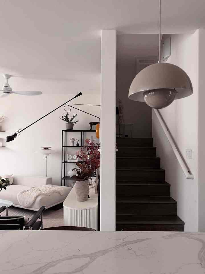 The stairs looked slick today!

#livingroom #livingroominterior #livingroomdecoration #lamp #lightinginterior #lighting #flowerpot #flos #LouisPoulsen #stairs #ceilingfan 