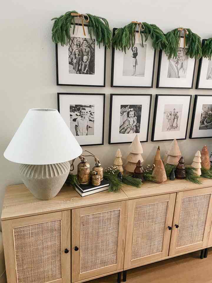 Batang pohon pinus Norfolk digunakan untuk membuat hiasan dinding galeri di pintu masuk kami #gallerywall #storagecabinet #entryway #christmasdecor