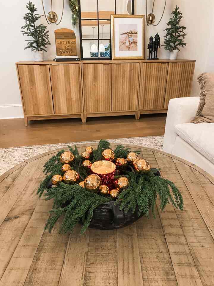 Simple Christmas centerpiece for a coffee table&nbsp; #christmasdecor #christmascenterpiece #familyroom