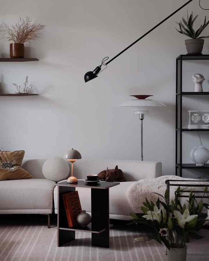 Cozy Mid-century modern Living room with cup of coffee ☕️


#livingroom #livingroomdecor #livingroominterior #Mid-CenturyModern #homestyleing #stool #lamp #lightinginterior #coffee #coffeecup #vase #rug #flowerinterior #flowerdeco #cushion #fabricsofa #shelf #shelfdecoration 