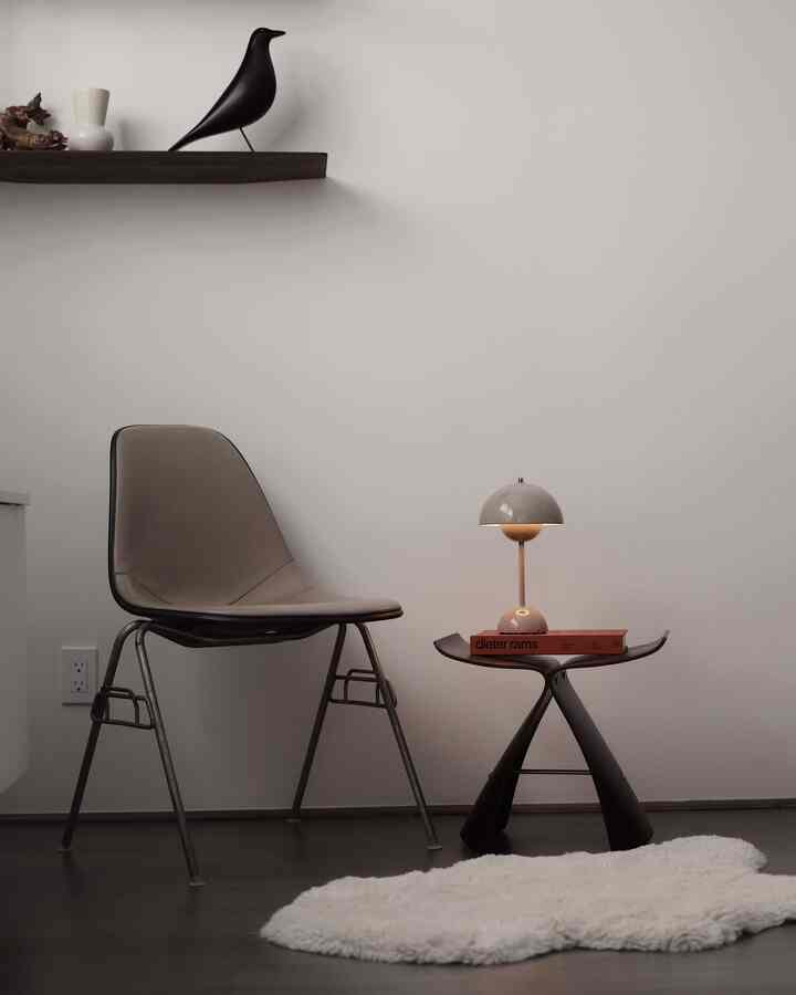 Neutral tone living room 🤎

#HermanMiller #vintageinterior #vintage #vintagechair #rug #stool #lamp #vitra #andtradition #light #lightinginterior #shelf #shelfcabinet #livingroominterior #livingroom #livingroomdecor #Mid-CenturyModern 
