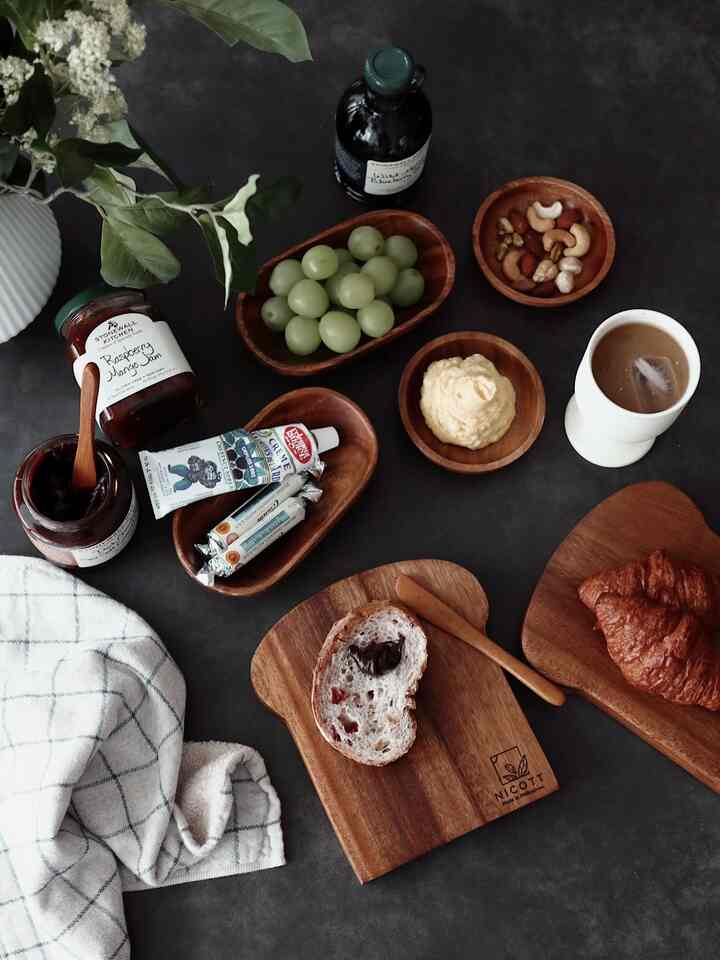 Brunch time 🥐🍇

#brunch #brunchplate #woodplate #butterknife #flower #onthetable #coffee #coffeecup 