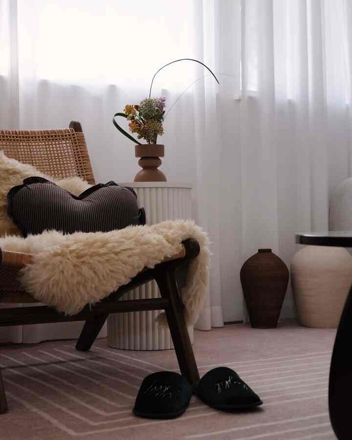 New cushion 🤎

#livingroominterior #livingroom #livingroomdecoration #Mid-CenturyModern #cozylivingroom #loungechair #rug #roomshose #vase #candleholder #flower #flowerinterior 