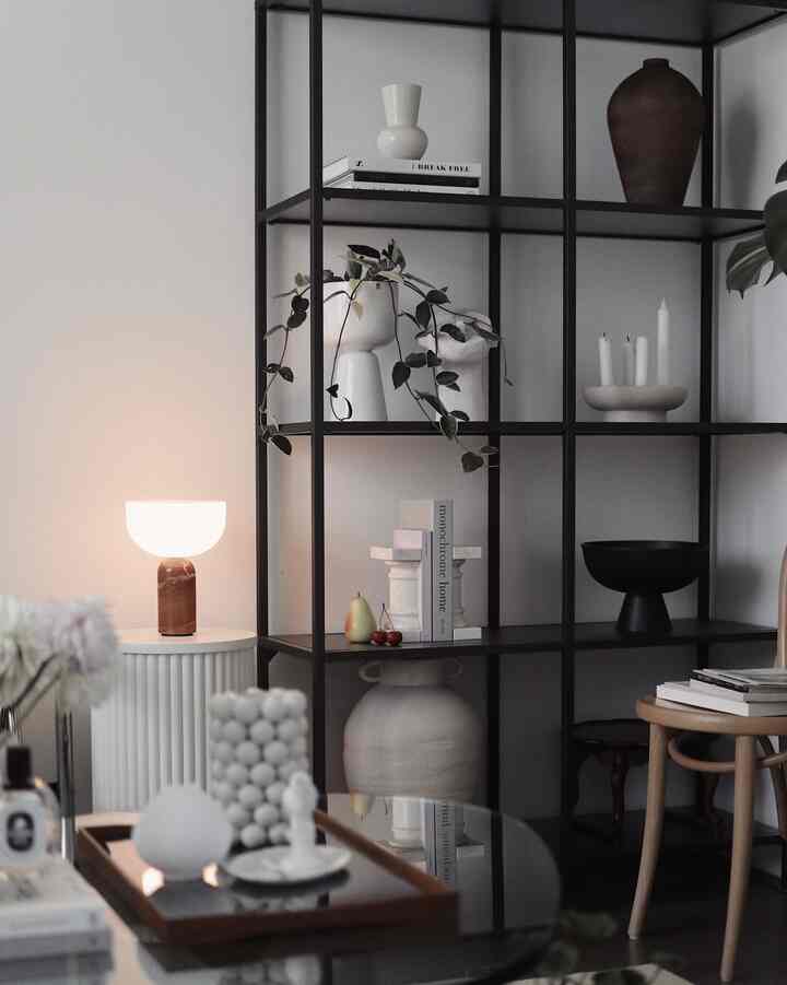 Living room details🖤


#livingroom #livingroominterior #livingroomdecoration #Mid-CenturyModern #shelf #shelfinterior #shelfdecoration #tonechair #vase #lamp #candleholder #plantinterior #plantpot #bookstand 