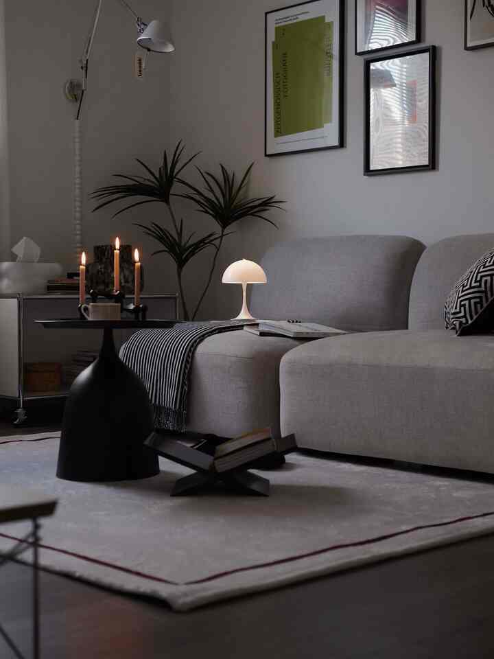 スタイリッシュな新しいラグのあるリビングルーム ♥️

#livingroominterior #livingroom #livingroomdecoration #rug #candleholder #candle #lamp #lightinginterior #sidetable #vintageinterior #vintagechair #vintagecup #bookstand #poster #posterframe #posterinterior