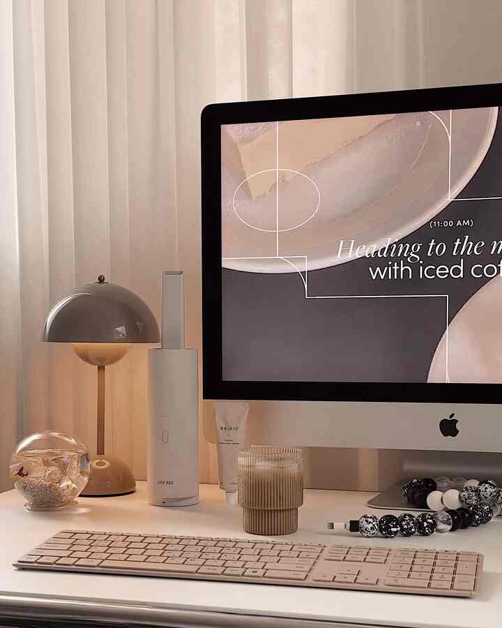 Penataan meja dengan warna netral🤎

#meja kerja #deskinterior #desksetup #homeoffice #homeofficeinterior #deskdecoration #keyboard #glasscup #lamp #imac #lighting