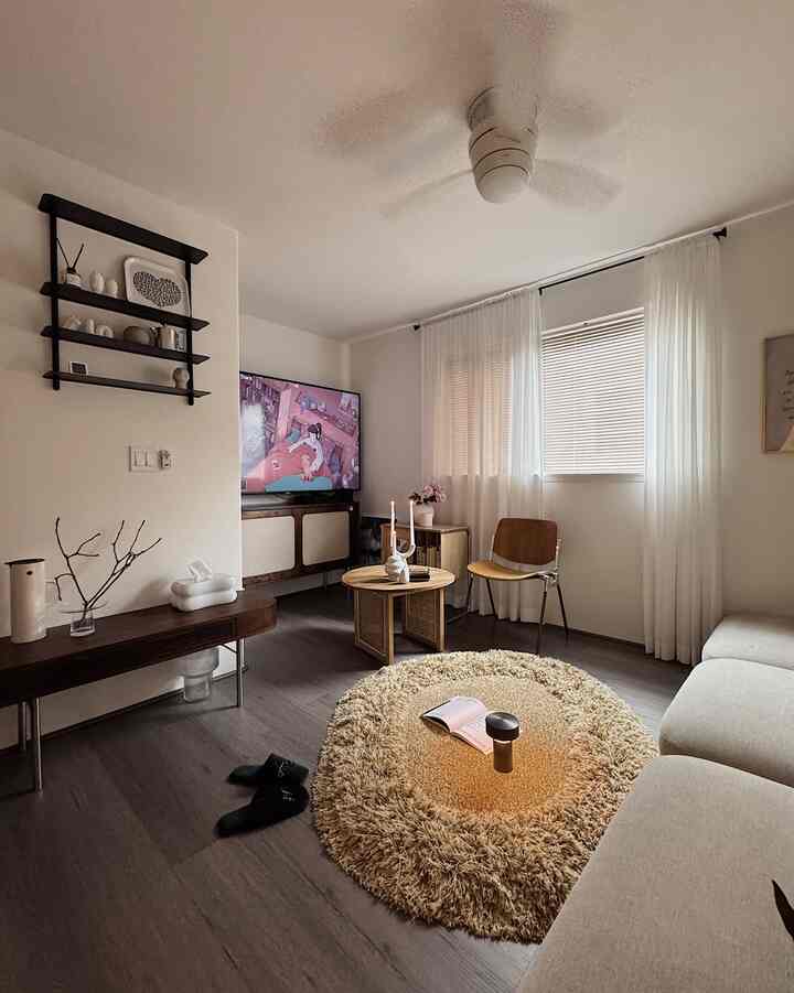 A fluffy rug 🤎 


#livingroom #livingroominterior #livingroomdecor #lamp #rug #roomshoes #bintagechair #candleholder #table #coffeetable #cabinet #console #jug