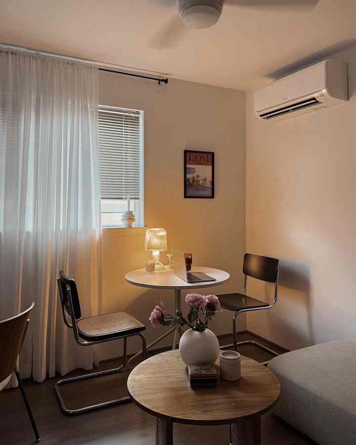 Padded lighting, perfect for a winter vibe🤍


#livingroominterior #livingroom #livingroomtable #livingroomdecoration #lighting #lightinginterior #macbookpro #thonet #roundtable #vase #flower #flowerinterior #poster #framedposter 