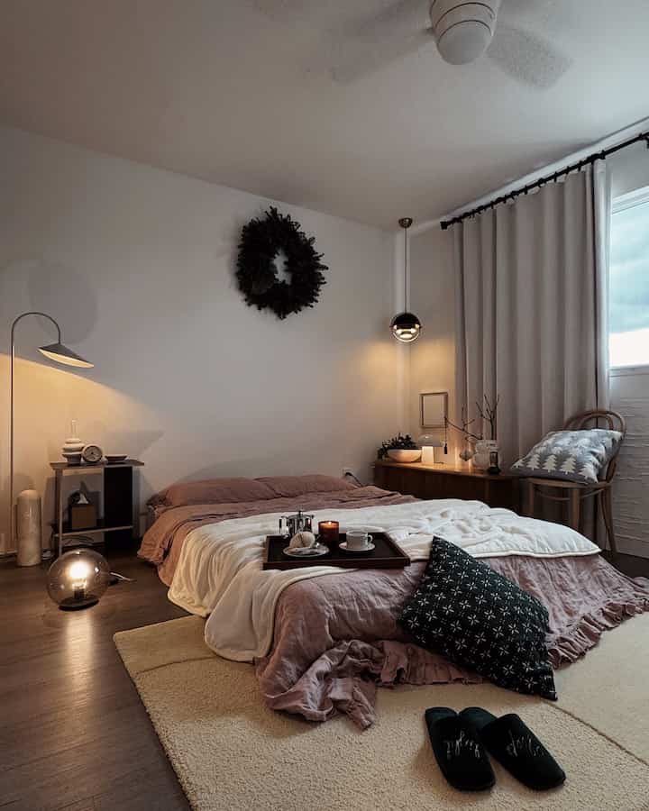 Bedroom styling with a touch of Christmas sprit 🎄

Green green 💚

#bedroom #bedroominterior #bedroomdecor #bedding #linen #cushion #Christmasprops #christmas #christmasdeco #wreath #christmaswreath #blanket #lightinginterior #lighting #roomshose #tonechair #cozyroom 