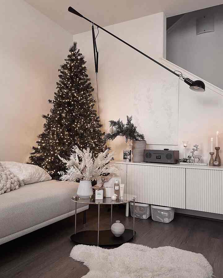 Winter vibe ❄️

#livingroominterior #livingroom #livingroomdecoration #sidetable #rug #cabinet #christmas #Christmasprops #christmastree #christmasdeco #ikea #basket #candleholder #lightinginterior #flos #walllamp 