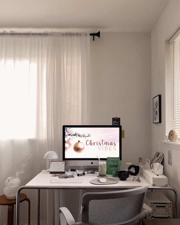 Christmas on my desk ⌨️

#homeoffice #desk #deskterrier #deskinterior #Deskchair #deskterrier #desksetup #imac #tissuecase #glassvase #glasscup #lighting #stool #mousepad #calender 