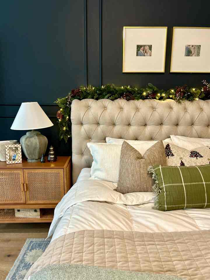 Christmas bedroom. Pillows are from Homegoods! #christmasdecor #christmasbedrolm 