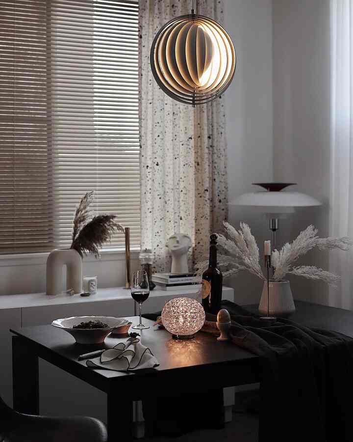Moody dining room🖤

#diningroom #diningtable #diningroominterior #diningspace #vase #lightinginterior #lighting #plate #wineglass #diffuser #sculpture #curtain 