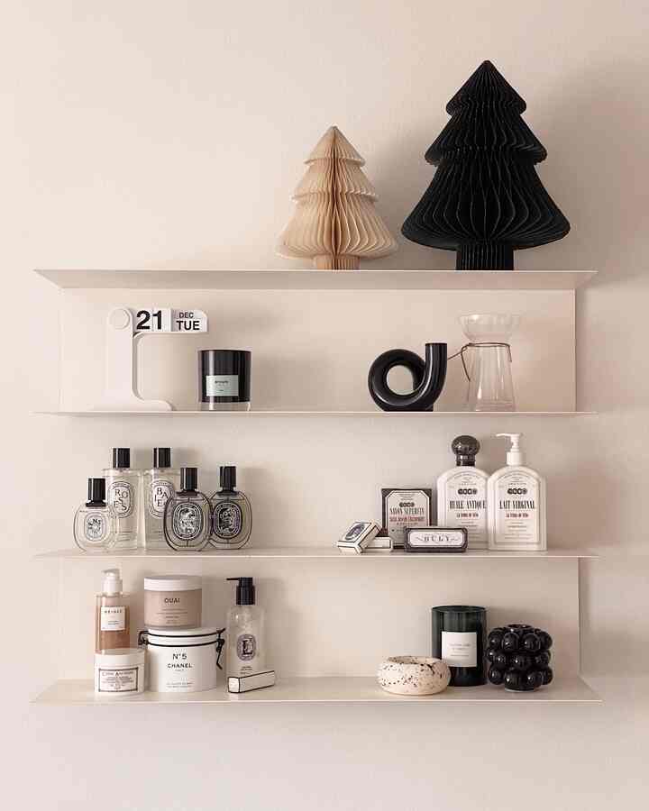 Christmas shelf decoration 🌲


#shelf #shelfinterior #shelfdecoration #christams #Christmasprops #christamsdeco #fragrance #perfume #homefragrance #roomspray #candle #bodywash #bodyoil #calender #papertree 