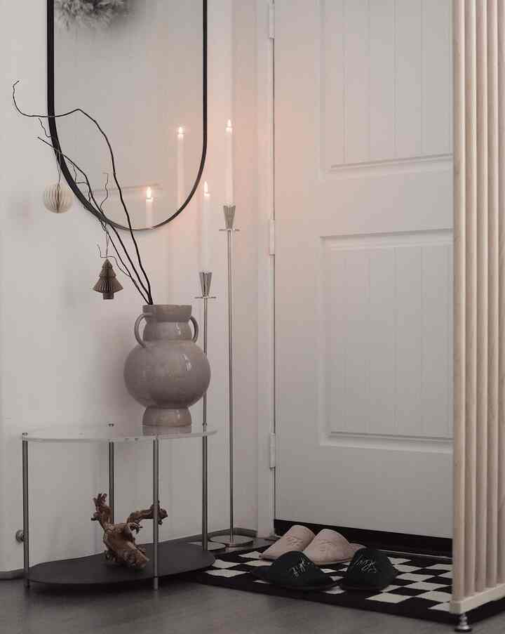 Complete the Christmas mood with small touches.


#christmas #christmasdeco #christmasdecoration #Christmasprops #entrance #entranceinterior #doormat #roomshose #sidetable #vase #ornament #candle #candleholder 