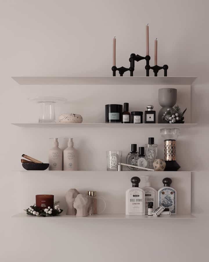 Dekorasi rak Natal🎄

#natal #Christmasprops #christmasdeco #shelf #shelfinterior #shelfdecoration #shelfie #fragrance #homefragrance #perfume #vase #ikea #Diptyque #buly #jomalone