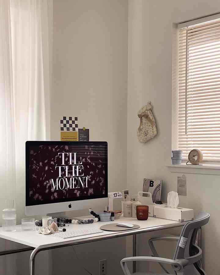 Desk set up!! 



#homeoffice #homeofficedecor #desk #deskterrier #deskdecoration #deskinterior #desksetup #deskchair #toolbox #clock #tissuecase #mousepad #imac #candle #glasscup 