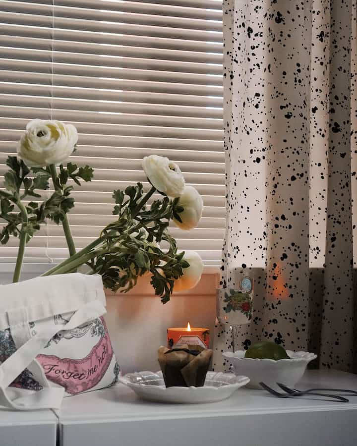 Saat ini saya butuh sesuatu yang manis. 

#homecafe #candle #plate #flower #flowerinterior #flowerarrangement #artificialflowers #curtainstyling #blind #ikea #Besta #cabinet