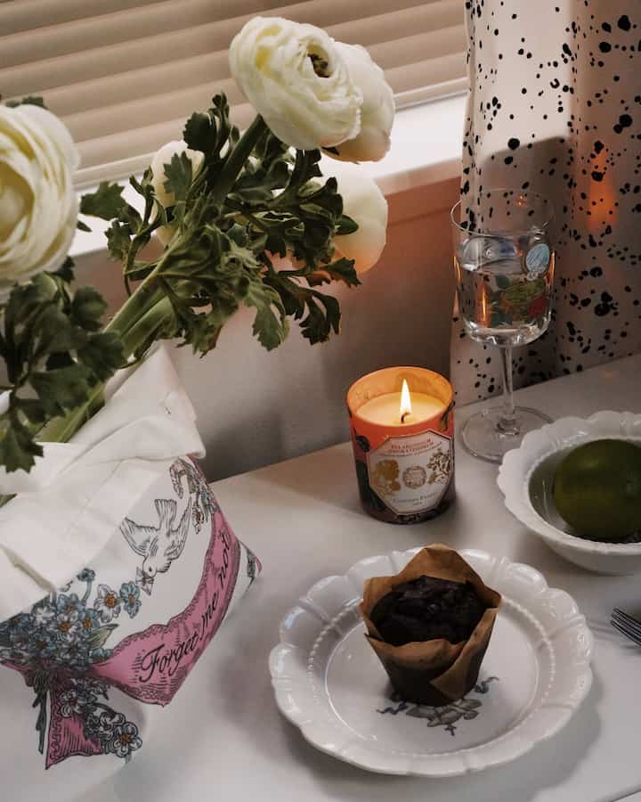 Lilin membuatku rileks!

#homecafe #desert #plate #glasscup #ecobag #candle #curtainstyling #curtain #blind #flower #flowerinterior #flowerarrangement #artificialflowers