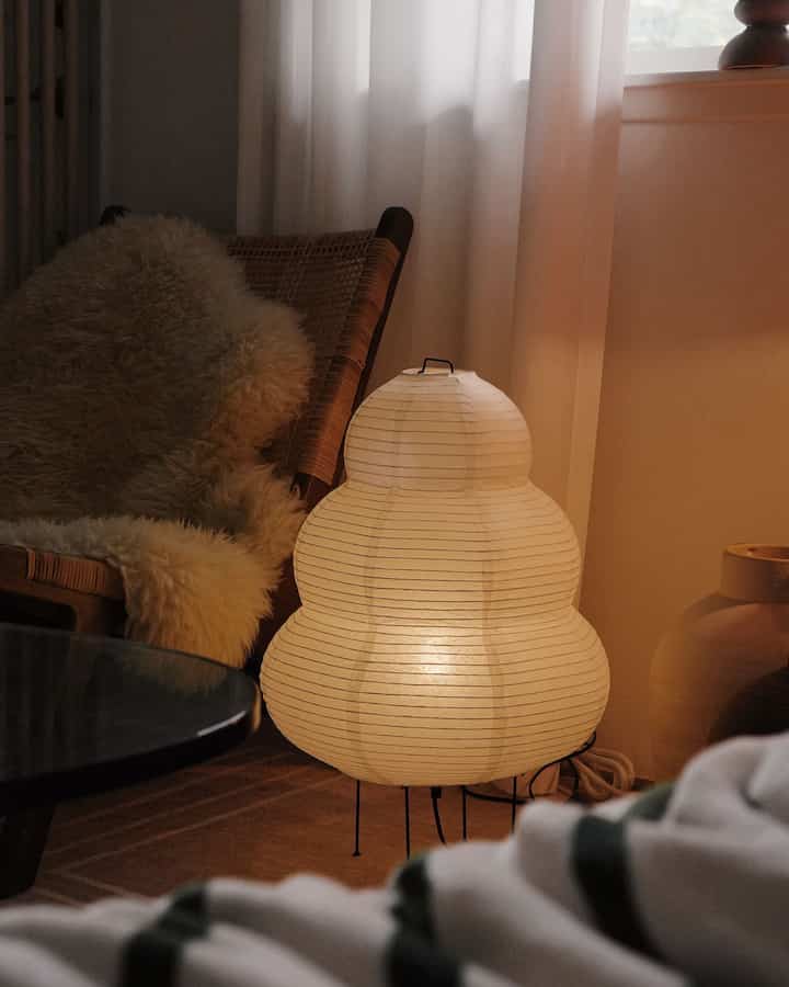 A paper floor lamp that emits a soft, gentle glow. 

#gift from ohuose. 

#paperfloorlamp #paperlamp #floorlamp #lamp #lighting #lightinginterior #livingroom #livingroominterior #livingroomdecoration #midcentury #midcenturymodern 