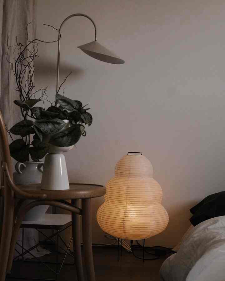 I set up a paper lamp in my bedroom as well.

#gift from ohouse

#bedroom #bedroominterior #bedroomdecor #lightinginterior #lighting #paperfloorlamp #floorlamp #paperlamp #tonchair #HermanMiller #plant #Planterrier #plantinterior #fermliving #linencurtains 