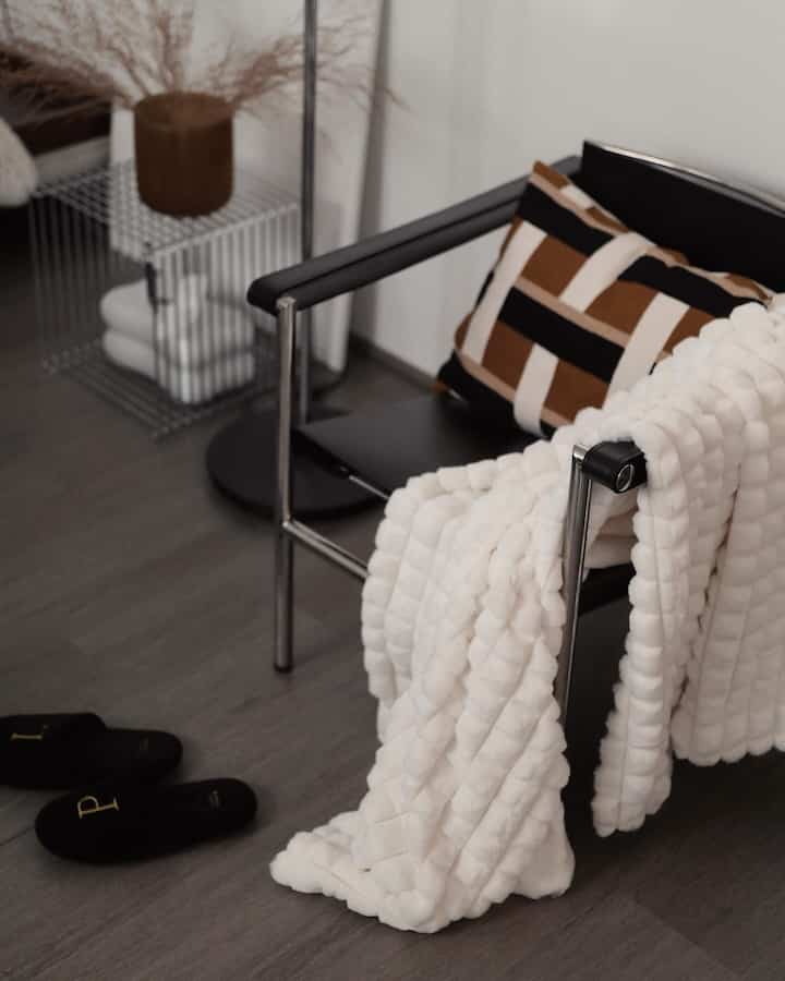 My cozy living room🤎



#livingroominterior #livingroom #loungechair #cassina #LC1 #blanket #roomshose #montana #tissuecase #vase #cushion #midcenturymoderninterior #nordicstyle 