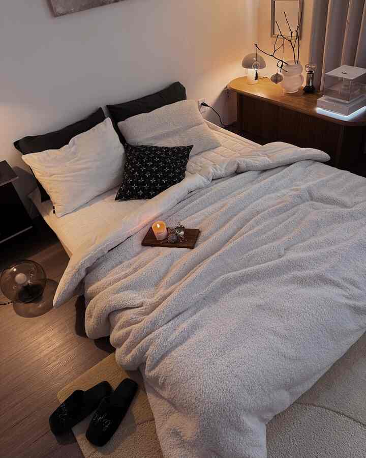 A bedroom styling filled with cozy winter mood.

#bedroom #bedroominterior #bedroomdecor #bedding #rug #lamp #lighting #lightinginterior #vintagemirror #bedroomdecoration #bedroomstyling #homestyling 