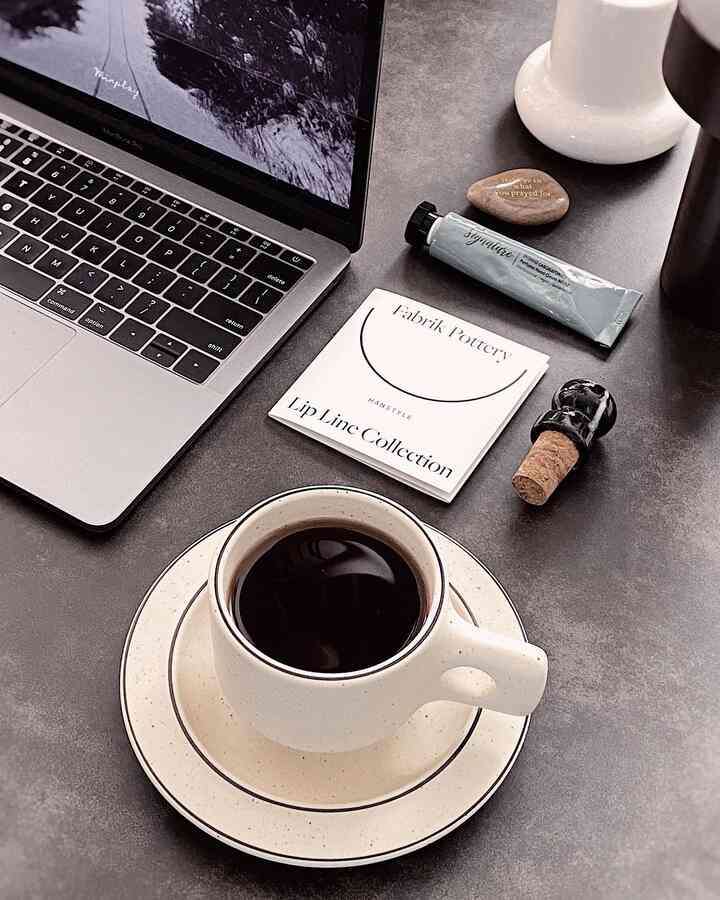 Morning coffee ☕️

#homecafe #coffee #cup #saucer #handcream #macbook #lamp #lighting #diningtable #diningspace 