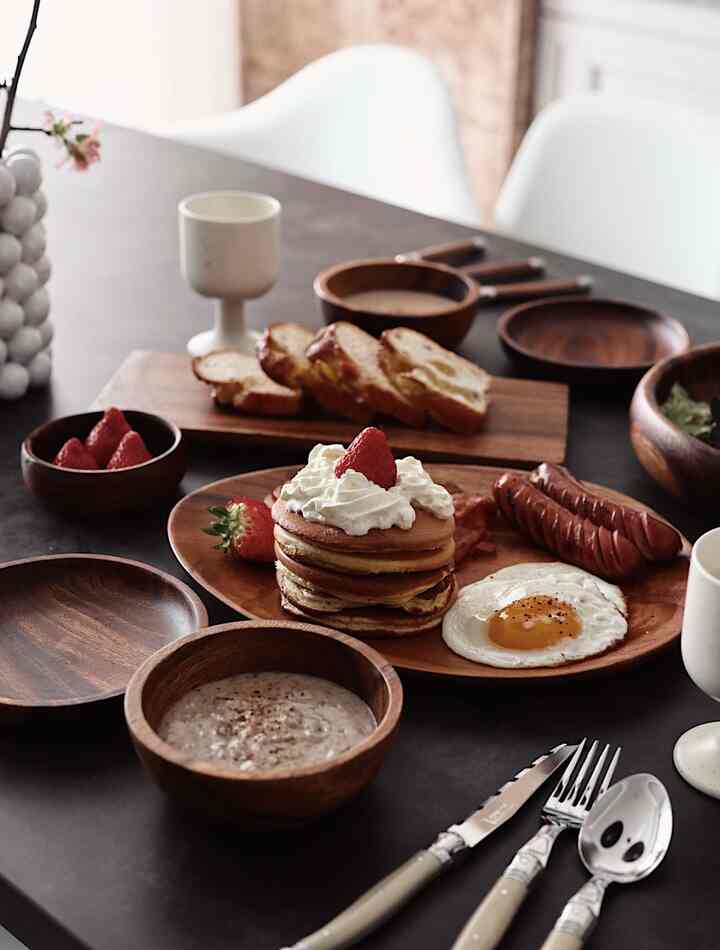 木の温かみのある魅力が光るブランチテーブル

#woodplate #plate #diningtable #brunch #brunchplate #homecafe #cup #cutlery