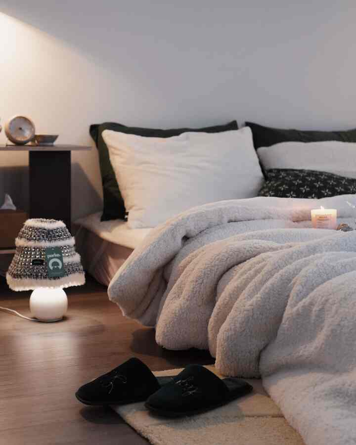 Cozy winter bedroom styling.


#bedroom #bedroominterior #bedroomdecor #bedding #cozybedroom #lamp #lightinginterior #lighting #clock #bedsidetable #candle #roomshoes #rug 
