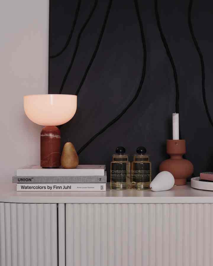 Sideboard styling 🤎

#livingroom #livingroominterior #livingroomdecoration #sideboard #lamp #lightinginterior #lighting #candle #interiorprops #interiorbook #cavasframe #marblefruit #homestyling #homedecor 