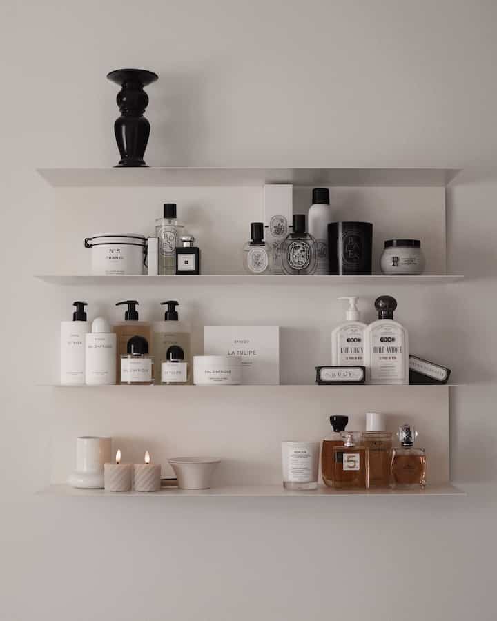 Fragrance Shelf decoration.

#shelfie #shelf #ikea #ikeashelf #shelfinterior #shelfdecoration #perfume #fragrance #candle #candleholder #incenseholder #bodyoil #bodywash #handwash #handlotion #interiorprops 

