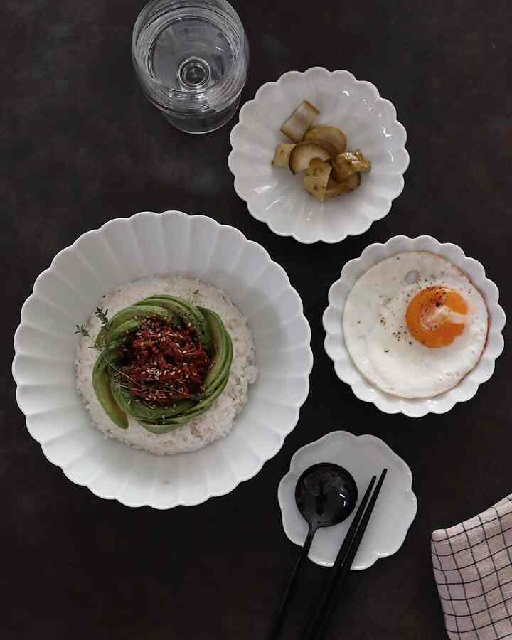 A visually appealing and delicious avocado bibimbap 🥑


#onthetable #diningtableinterior #diningtable #diningroom #plate #bowl #MUJAGI #bibimbob #cutlery 