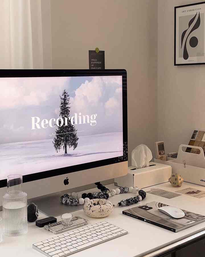 Desk set up 🤍

#homeoffice #desk #deskterrier #deskdecoration #deskinterior #desksetup #interior #imac #workspace #magazineB #toolbox #tissuecase #candle #glasscarafe 
#frame 