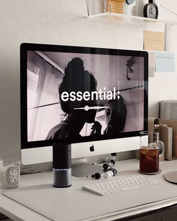 Minimal desk set up🖤


#desk #deskterrier #homeoffice #workplace #imac #glasscup #coffee #candle #aircleaner 