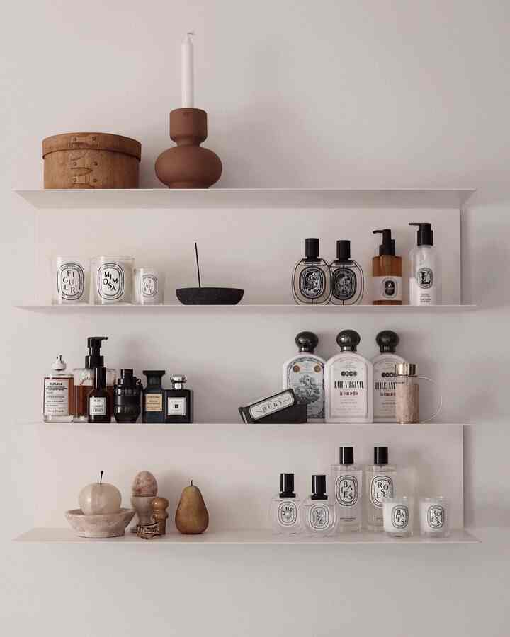 Fragrance shelves styling 

#shelf #shelfie #shelfinterior #shelfdecoration #fragrance #perfume #homefragrance #roomspray #candle #interiorprops #bodyoil #bodylotion #mablefruits #shakerbox 