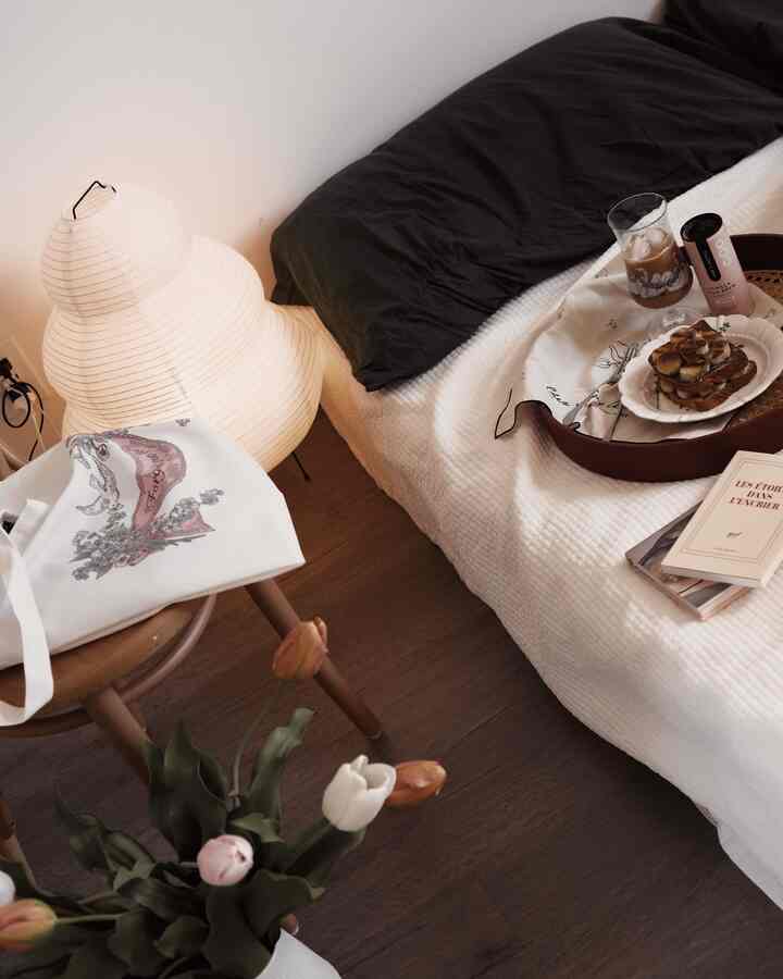 Late afternoon sugar boost!! 


#bedroom #bedroominterior #bedroomdecor #lamp #lighting #flower #ecobag #tonchair #plate #tray #coffee #coffeecup #cozyroom 