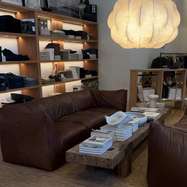 Leather couches in warm scandi interior #scandi #leatherchair 