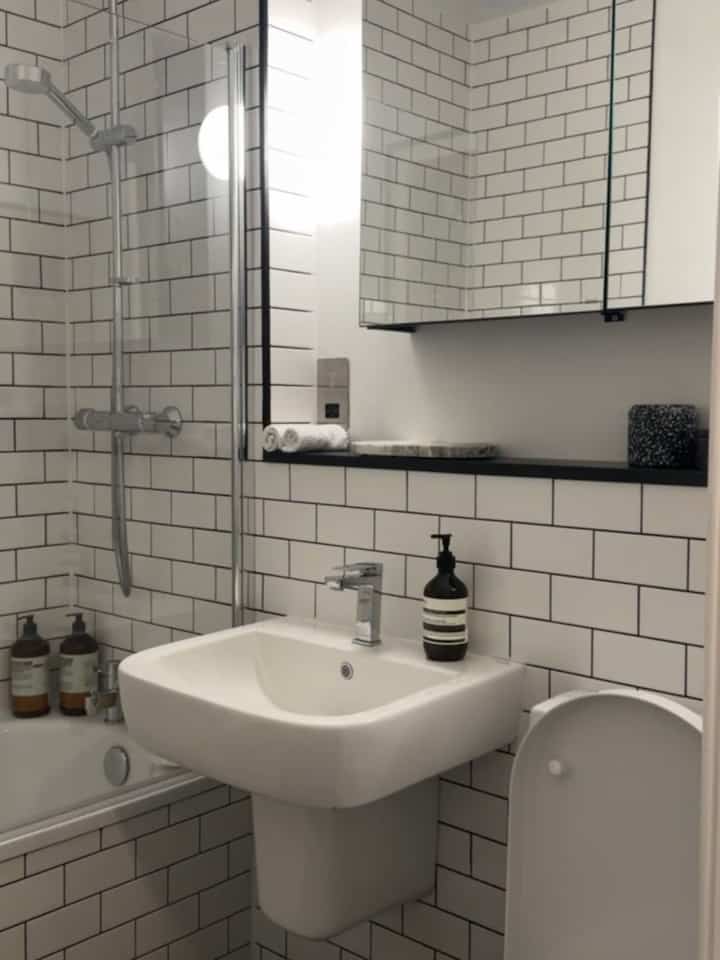 Minimal bathroom - love the tiles #modernbathroom 