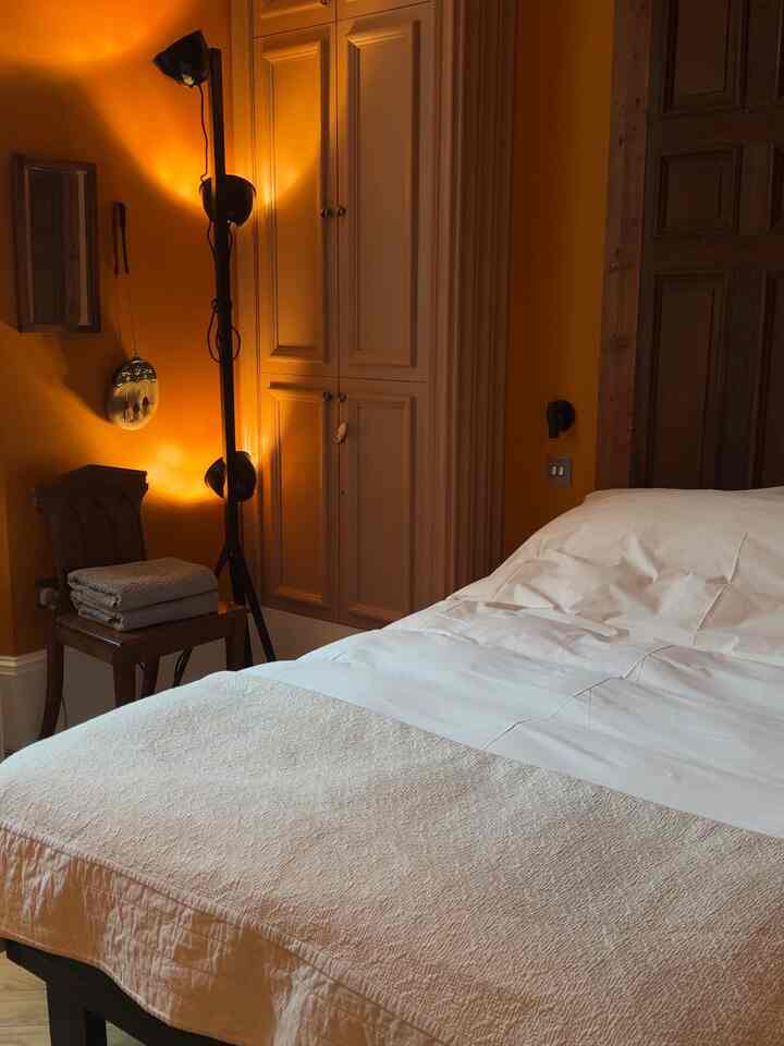 Warm artdeco bedroom lighting #mcm #artdeco #bedroomheadwallinterior 